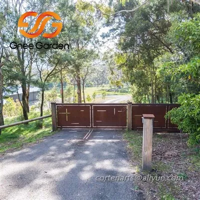 Металлические ворота для двора из кортеновской стали